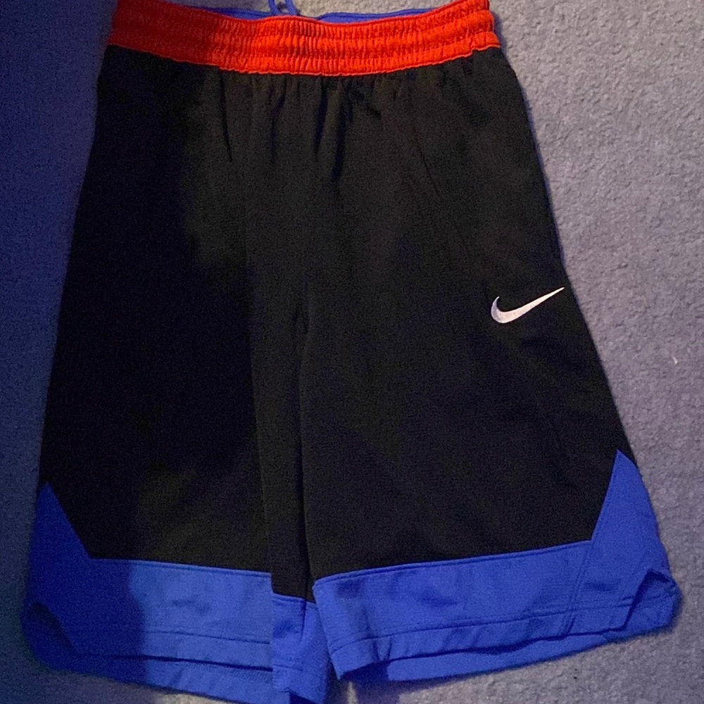 Nike basketball shorts never worn good condition. Size small mens